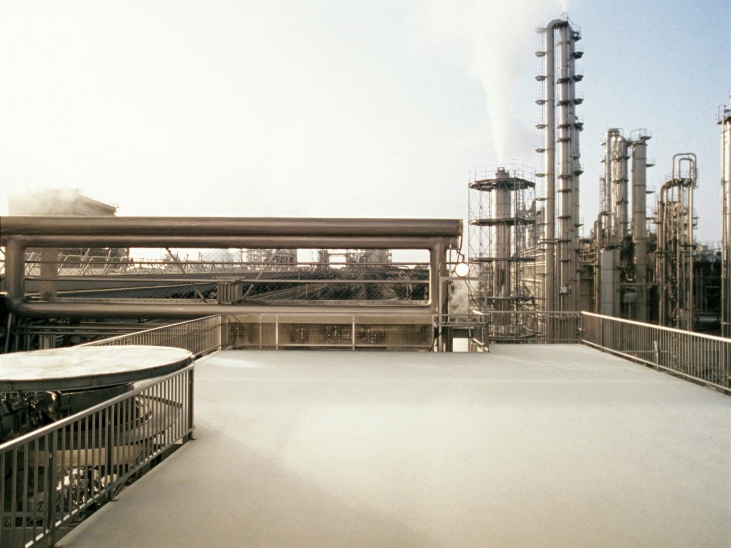 Refinery distillation columns